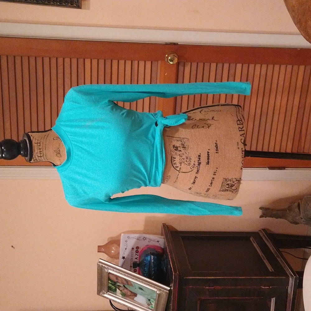 Never worn long sleeve swim shirt 🎽 👙 swim top is from Walmart. No tag inside